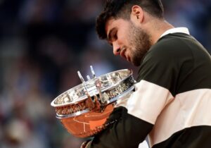 El español Carlos Alcaraz con la Copa tras ganar Ronad Garros en París, Francia. EFE/EPA/TERESA SUAREZ