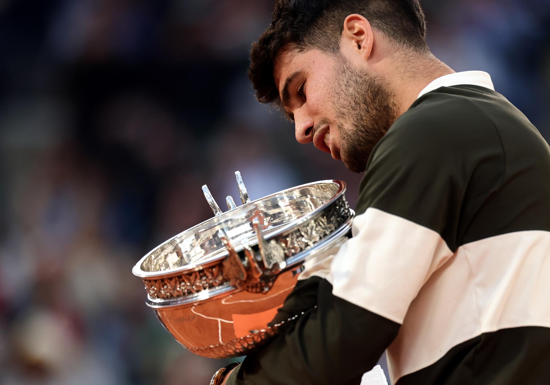El español Carlos Alcaraz con la Copa tras ganar Ronad Garros en París, Francia. EFE/EPA/TERESA SUAREZ