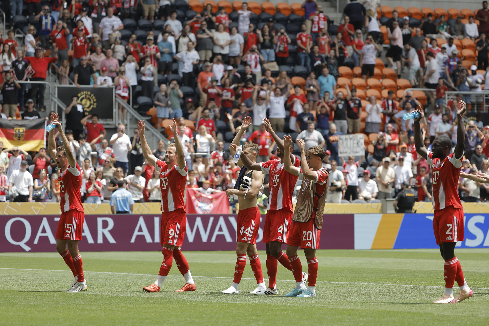 Jugadores del Bayern Múnich saludan a los hinchas tras vencer al Auckland en el Grupo C del Mundial de Clubes. EFE/Juan Ignacio Roncoroni
