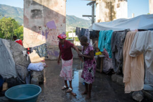 Dos mujeres caminan en un campamento de refugiados en Puerto Príncipe (Haití), en una imagen de archivo. EFE/ Johnson Sabin