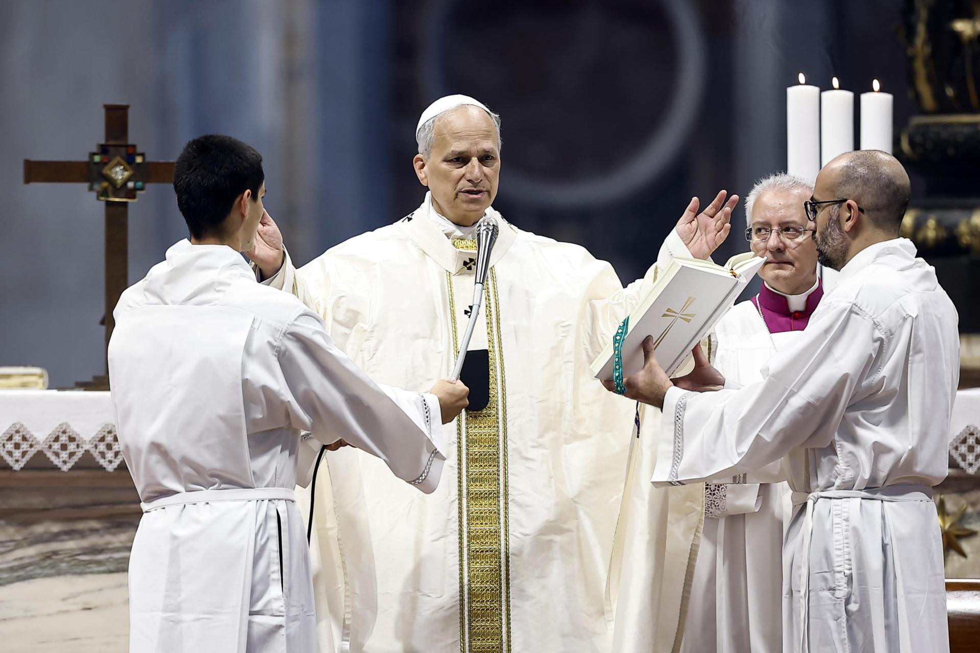 El papa León XIV preside la Santa Misa en la Basílica de San Pedro, en la Ciudad del Vaticano, el 15 de junio de 2025, con motivo del Jubileo del Deporte. EFE/EPA/ANGELO CARCONI

