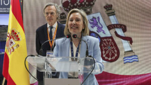 La secretaria de Estado de Defensa, Amparo Valcarce, interviene durante su visita al pabellón español instalado en el Salón Internacional de Aeronáutica y del Espacio de Le Bourget (Francia), el más importante del mundo en el sector de la aviación y la industria aeroespacial. EFE/ Edgar Sapiña Manchado