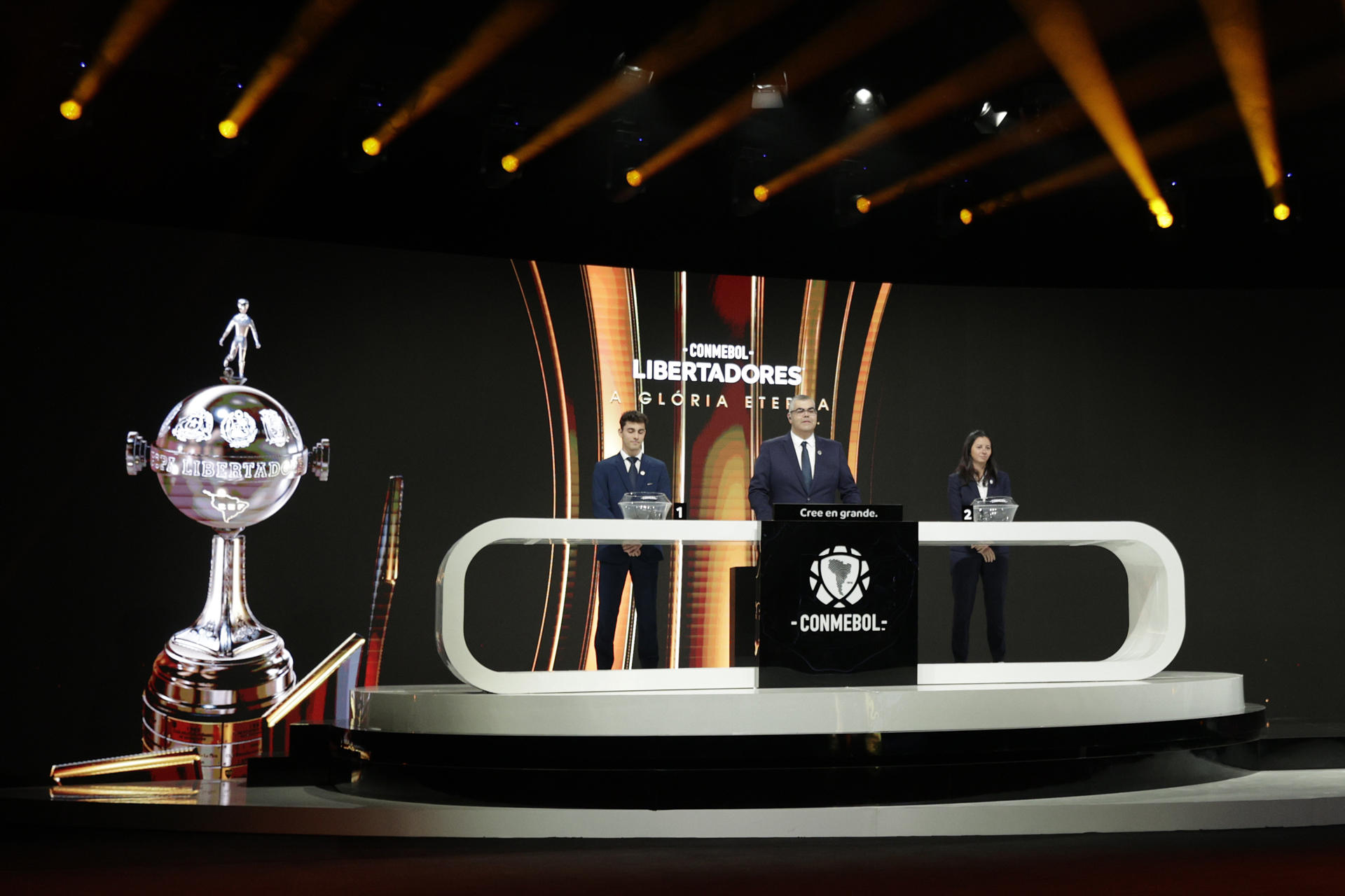 El director de Competiciones y Operaciones de Conmebol, Frederico Nantes (c), asiste al sorteo de octavos de final de la Copa Libertadores 2025. EFE/ Juan Pablo Pino