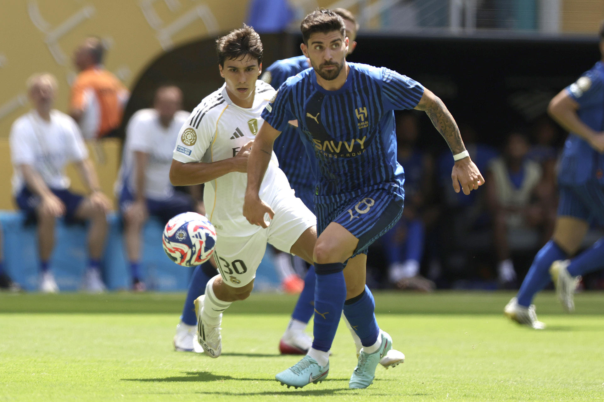 Gonzalo García (i), de Real Madrid, marca a Rúben Neves, autor del gol del Al Hilal, en el partido del Mundial de Clubes en el estadio Hard Rock de Miami. EFE/Andre Coelho