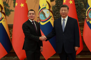 Fotografía cedida por la presidencia de Ecuador de su mandatario Daniel Noboa (i), posando junto a su homologo chino Xi Jinping, durante una reunión este viernes, en Pekin (China). Los gobiernos de China y Ecuador firmaron este viernes en Pekín un plan de cooperación para promover la iniciativa de las Nuevas Rutas de la Seda, el ambicioso proyecto global de infraestructuras y conectividad impulsado por el gigante asiático. EFE/ Presidencia de Ecuador / SOLO USO EDITORIAL/SOLO DISPONIBLE PARA ILUSTRAR LA NOTICIA QUE ACOMPAÑA (CRÉDITO OBLIGATORIO)