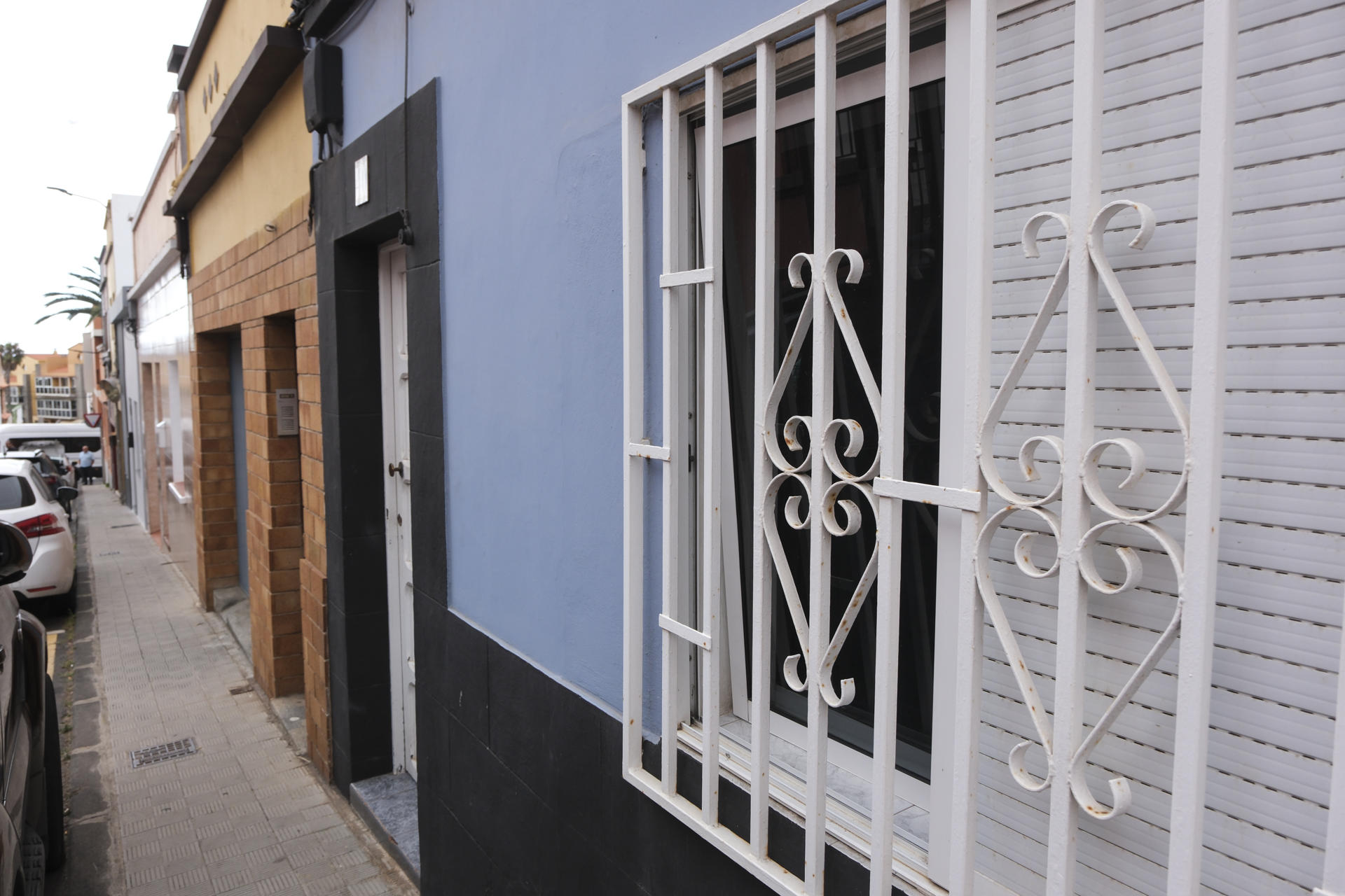 La mujer de 67 años que en la noche del miércoles falleció en el municipio tinerfeño de La Laguna fue apuñalada en la vivienda que compartía con su hijo, de 44 años, quien ha sido detenido. Hacia las 22.30 horas del miércoles los vecinos del inmueble, en la calle Los Guanches, en la zona de Barrio Nuevo, alertaron a la policía porque un hombre corría con rastros de sangre. En la imagen, vista de la vivienda en la que sucedieron los hechos. EFE/ Alberto Valdés