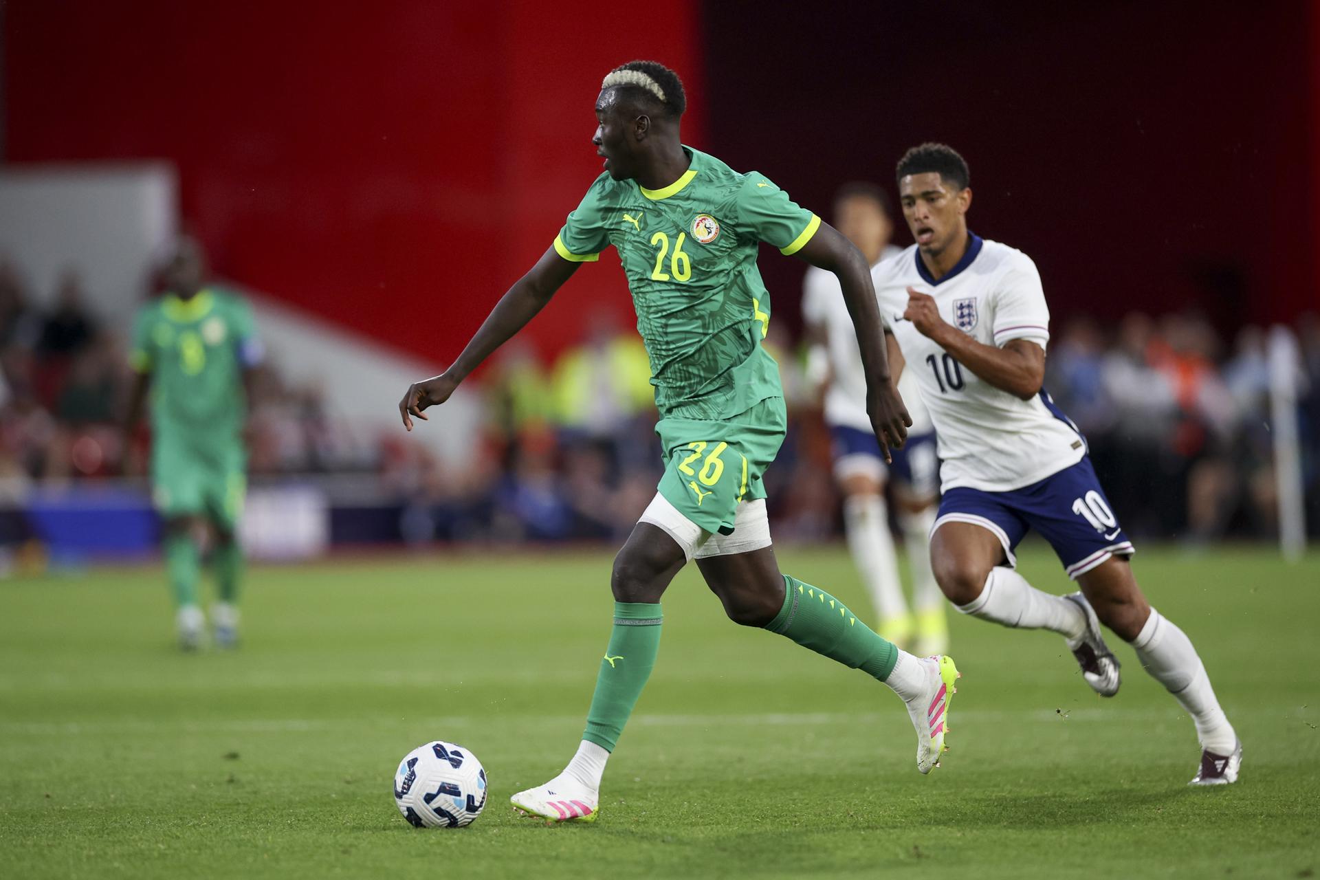 Pape Alasanne Gueye deja atrás a Jude Bellingham durante el partido amistoso que han jugado Snegal e Inglaterra en Nottingham, Reino Unido. EFE/EPA/ADAM VAUGHAN