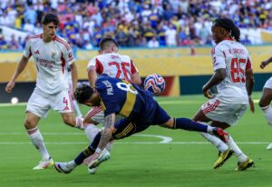 El centrocampista chileno de Boca Juniors, Carlos Palacios, (c) busca desequilibrar al lateral zurdo del Benfica Samuel Dahl (l) durante el partido del Mundial de Clubes que ambos equipos igualaron este lunes 2-2 en el Hard Rock Stadium de Miami (Florida). EFE/EPA/CRISTOBAL HERRERA-ULASHKEVICH