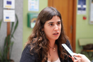 La escritora andaluza May R. Ayamonte durante la entrevista. EFE/Rafael Peña