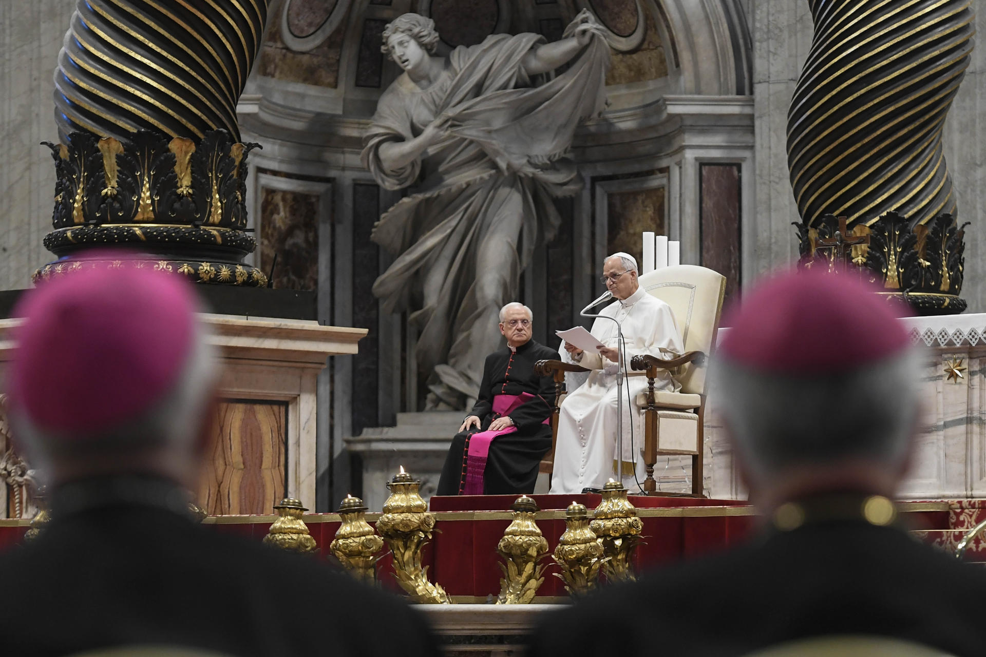 El papa León XIV afirmó que los obispos deben ser firmes y respetar las normas ante los casos de abusos, especialmente contra menores, en la meditación que les dedicó este miércoles en un acto en la basílica de San Pedro con ocasión de su Jubileo. EFE/ Matteo Pernaselci/ Dicasterio De La Comunicación Del Vaticano SOLO USO EDITORIAL/SOLO DISPONIBLE PARA ILUSTRAR LA NOTICIA QUE ACOMPAÑA (CRÉDITO OBLIGATORIO)