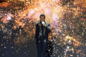 El músico y cantante puertorriqueño Chayanne durante el concierto que ha ofrecido hoy domingo en el Icónica Santalucía Sevilla Fest que se celebra en la capital andaluza. EFE/ Raúl Caro.