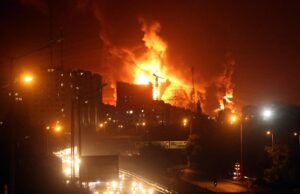 El fuego y el humo se elevan desde un depósito de petróleo de Teherán tras ser bombardeado. EFE/EPA/ABEDIN TAHERKENAREH