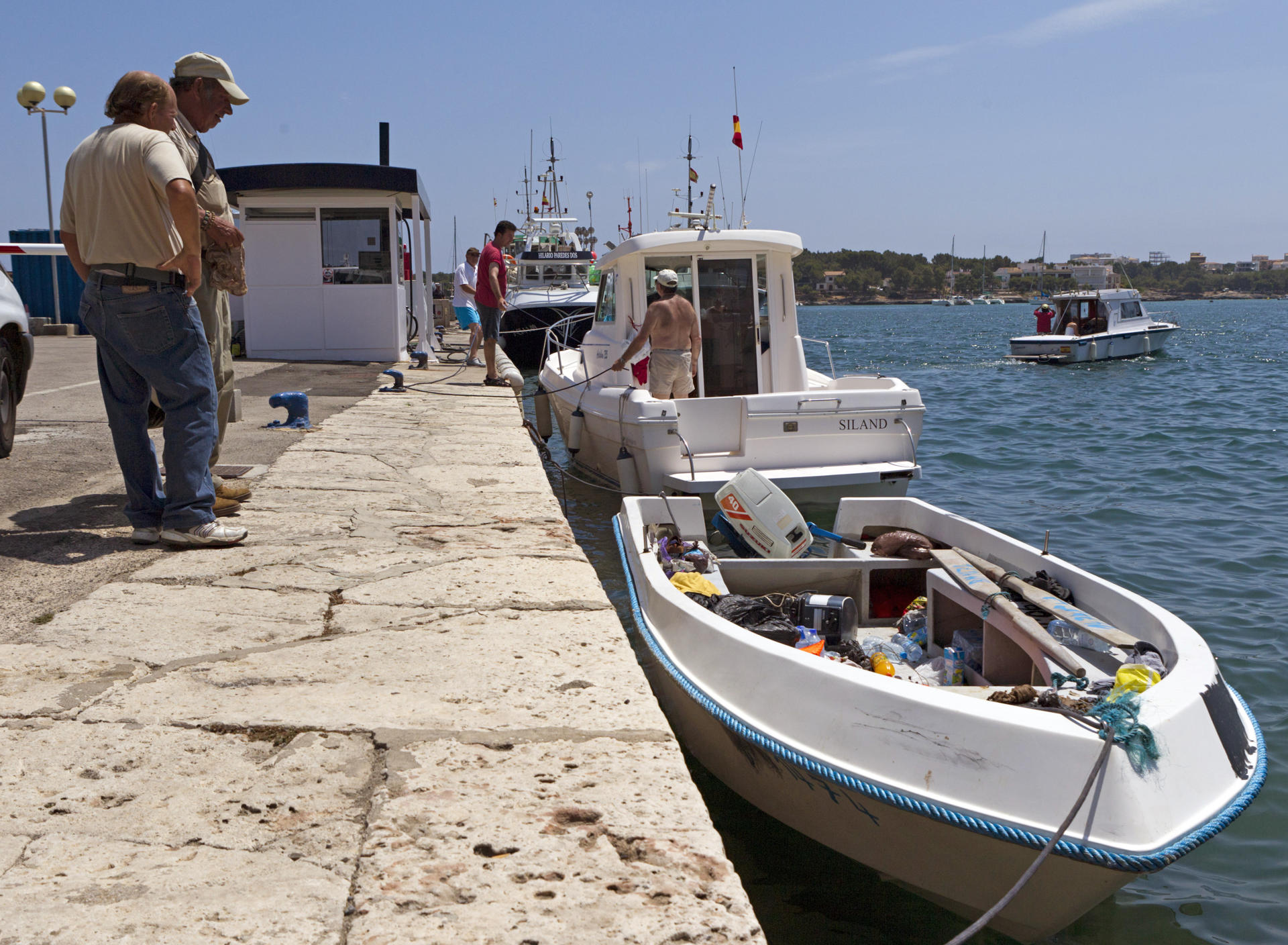 Imagen de archivo de una patera interceptada en aguas del sur de Cabrera. EFE/MONTSERRAT DIEZ
