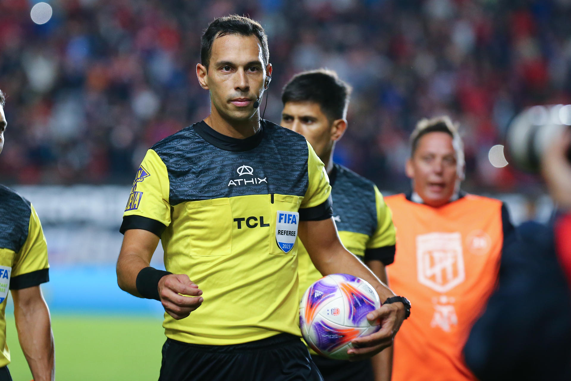 El árbitro Facundo Tello sale de la cancha tras el final de unl partido disputado entre San Lorenzo y Boca JuniorsEFE/ Luciano González
