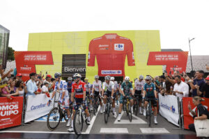 Los ciclistas antes de tomar la salida de la sexta etapa de la Vuelta 2024, que ha arrancado desde el interior de un centro comercial. EFE/archivo/Javier Lizón