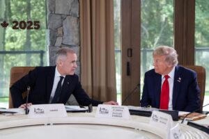 El primer ministro de Canadá, Mark Carney (i) habla con el presidente de EE.UU., Donald Trump (d). EFE/EPA/LUDOVIC MARIN / POOL