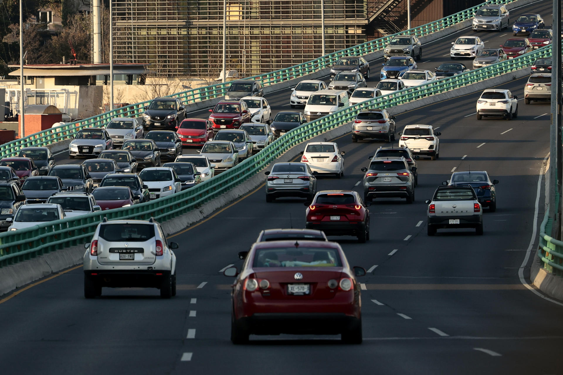Fotografía del tráfico vehicular el 22 de febrero de 2024 en la Ciudad de México (México). EFE/José Méndez