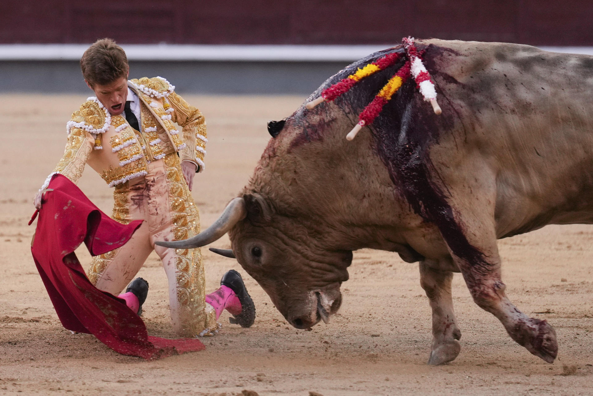 El diestro Borja Jiménez da un pase con la muleta al segundo de los de su lote, durante la corrida de la Feria de San Isidro celebrada este jueves en la plaza de toros de Las Ventas, en Madrid. EFE/Borja Sánchez-Trillo