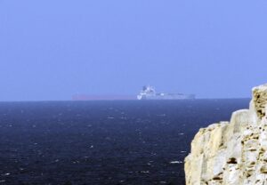 Foto de archivo de unos petroleros cruzando el Estrecho de Ormuz, EFE/Ali Haider