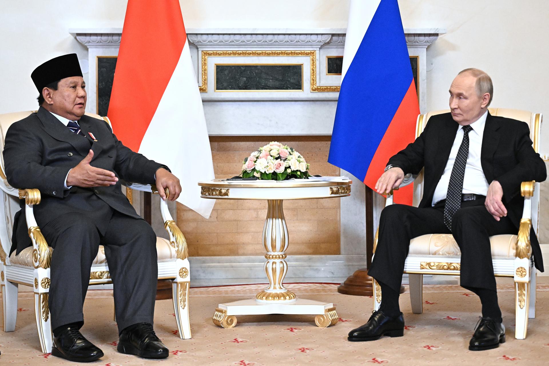 San Petersburgo (Rusia), 19/06/2025.- El presidente ruso, Vladimir Putin (D) durante su reunión con su colega de Indonesia, Prabowo Subianto (I) en los márgenes del XXVIII Foro Económico Internacional de San Petersburgo. EFE/EPA/SERGEY BOBYLEVSPUTNIK/KREMLIN POOL MANDATORY CREDIT