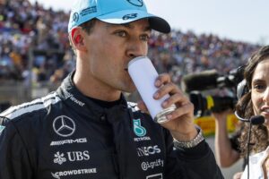 Montreal (Canada), 15/06/2025.- El inglés George Russell (Mercedes), que sale primero en el Gran Premio de Canadá, en el circuito Gilles Villeneuve de Montreal, se hidrata tras la calificación de este sábado. EFE/EPA/SHAWN THEW