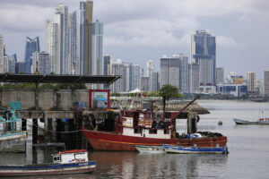 Pescadores trabajan este jueves, en el muelle pesquero multipropósito en ciudad de Panamá (Panamá). EFE/ Bienvenido Velasco