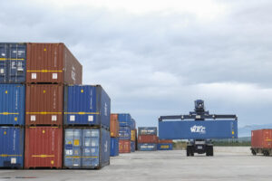 Fotografía de archivo de containers en un puerto de exportación. EFE/Fernando Díaz