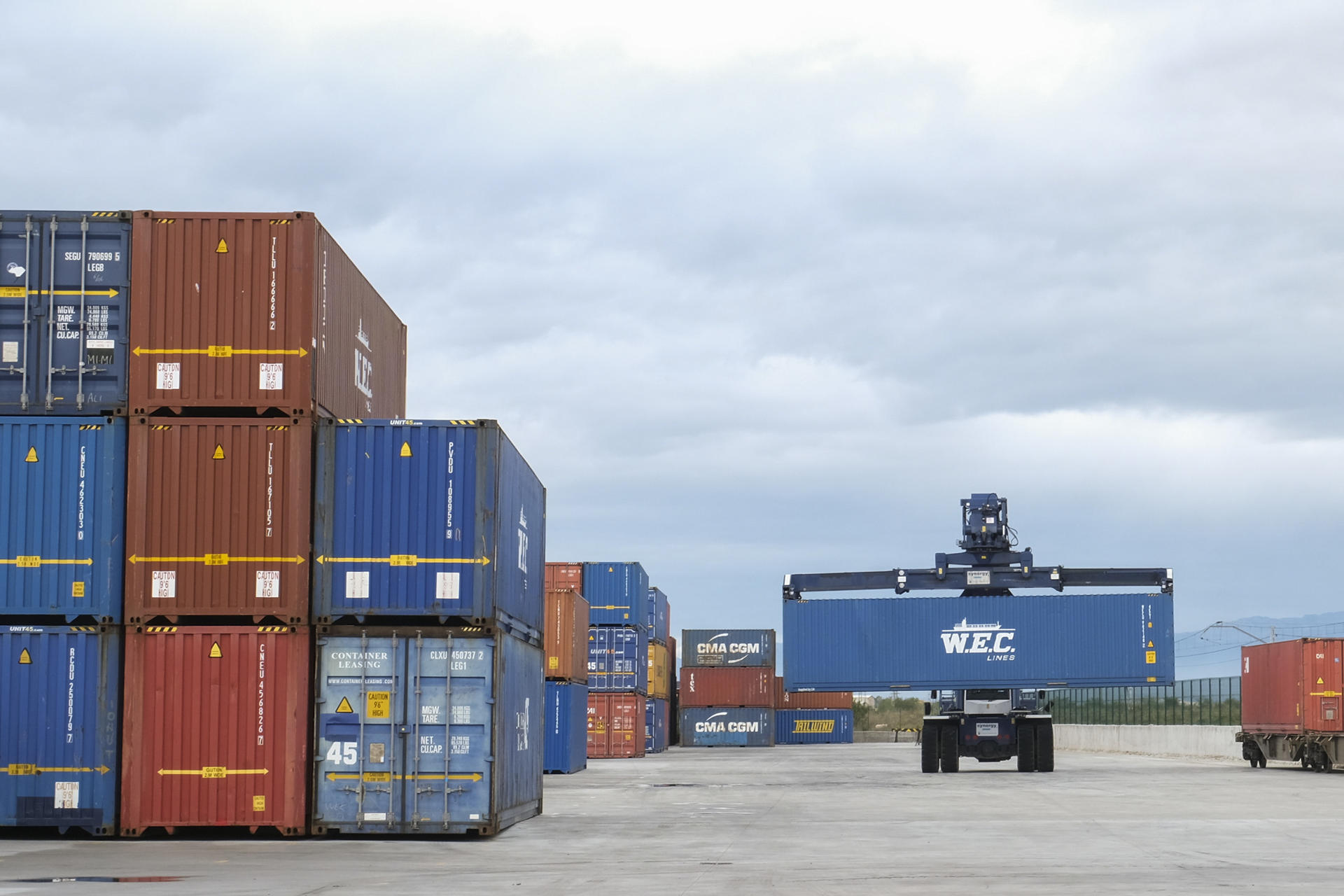 Fotografía de archivo de containers en un puerto de exportación. EFE/Fernando Díaz
