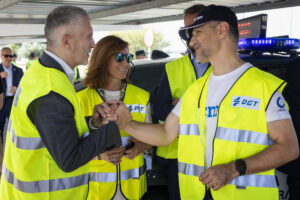 El ministro del Interior, Fernando Grande-Marlaska (i) durante la presentación de la operación especial de tráfico para este verano, cuando se prevén cien millones de desplazamientos de largo recorrido, lo que supondrá un récord de viajes en época estival en nuestro país, este lunes. EFE/Ministerio del Interior/Miguel Berrocal/SOLO USO EDITORIAL/SOLO DISPONIBLE PARA ILUSTRAR LA NOTICIA QUE ACOMPAÑA (CRÉDITO OBLIGATORIO)