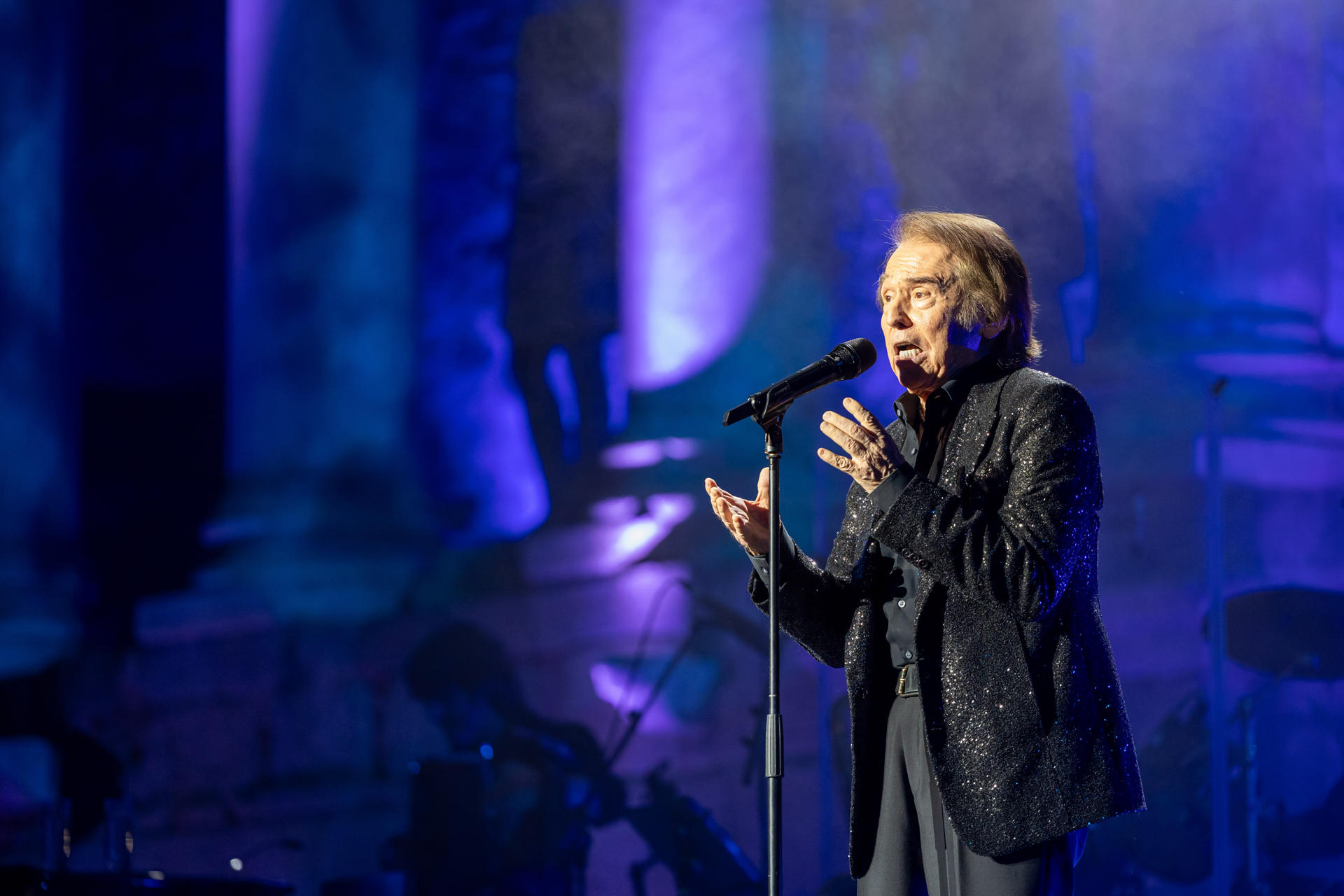 El cantante Raphael regresa a los escenarios con un concierto en el Teatro Romano de Mérida en el que ha repasado algunos de sus grandes e históricos temas junto a canciones de su último trabajo, 'Ayer... aún', un homenaje a la canción francesa. EFE/Jero Morales