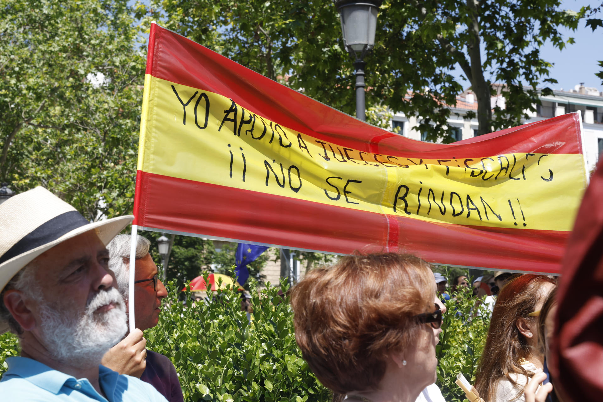 Vista de la concentración en Madrid este sábado convocada por Cinco asociaciones de jueces y fiscales frente a la sede del Tribunal Supremo en protesta por los proyectos legislativos emprendidos por el Gobierno, que reforman el acceso a la carrera y el estatuto del Ministerio Fiscal. EFE/ JP Gandul