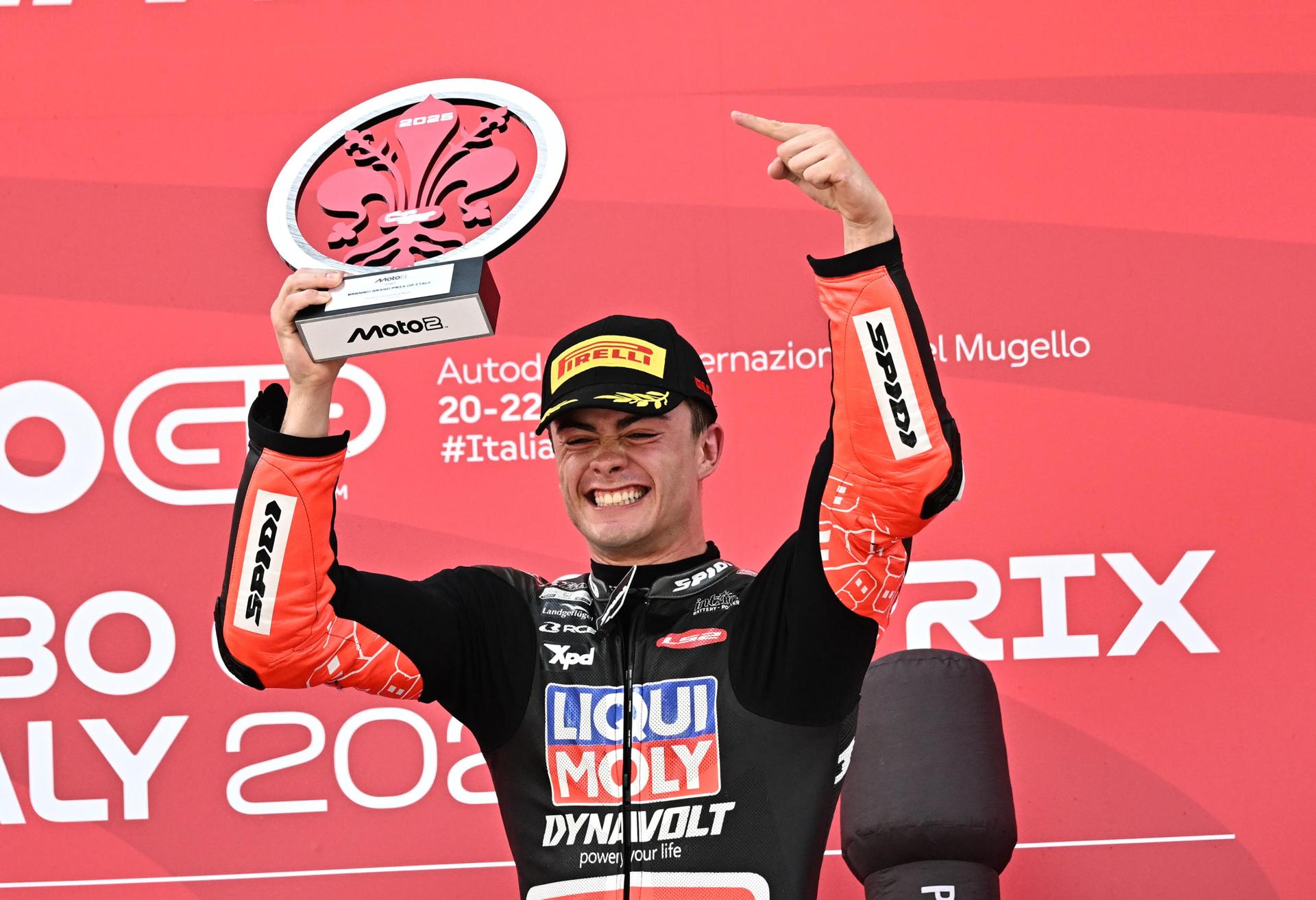 El piloto de Liqui Moly Dynavolt Intact GP, el español Manuel González, celebra en el podio después de ganar la carrera de Moto 2 del Gran Premio de Motociclismo de Italia en el circuito de Mugello en Scarperia. EFE/EPA/CLAUDIO GIOVANNINI