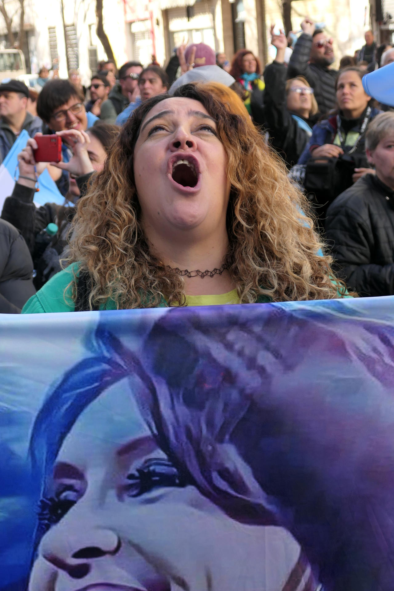 Seguidores de la expresidenta argentina Cristina Fernández (2007-2015) fueron captados este viernes, 20 de junio, al expresarle su apoyo a la exmandataria -quien purga prisión domiciliaria-, en Buenos Aires (Argentina). EFE/Enrique García