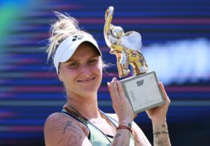 La checa Marketa Vondrousova, número 164 de la clasificación mundial, tras ganar la final ante la china Xinyu Wang en el torneo sobre hierba de Berlín. EFE/EPA/HANNIBAL HANSCHKE