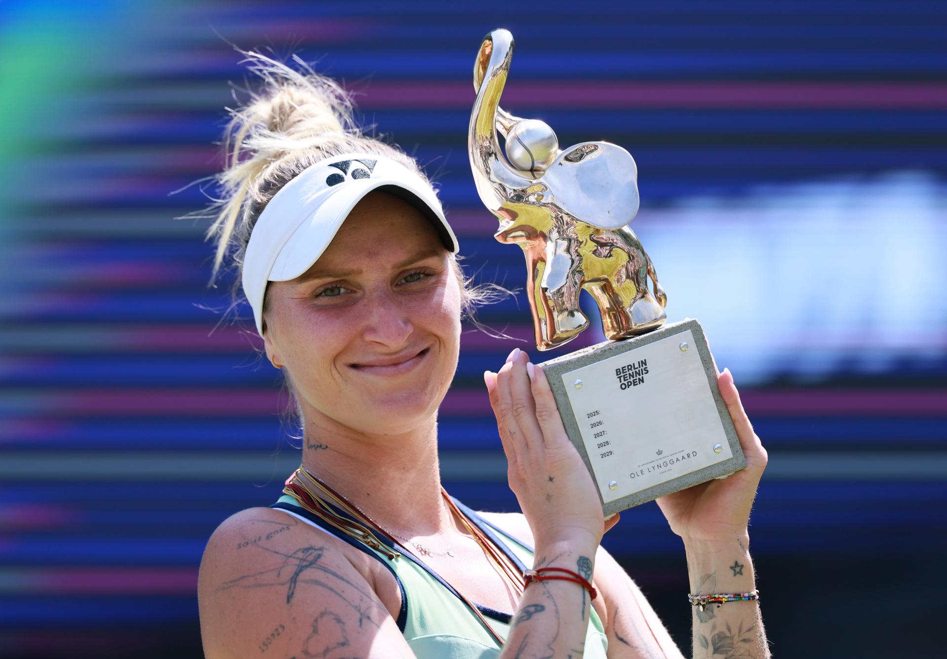 La checa Marketa Vondrousova, número 164 de la clasificación mundial, tras ganar la final ante la china Xinyu Wang en el torneo sobre hierba de Berlín. EFE/EPA/HANNIBAL HANSCHKE