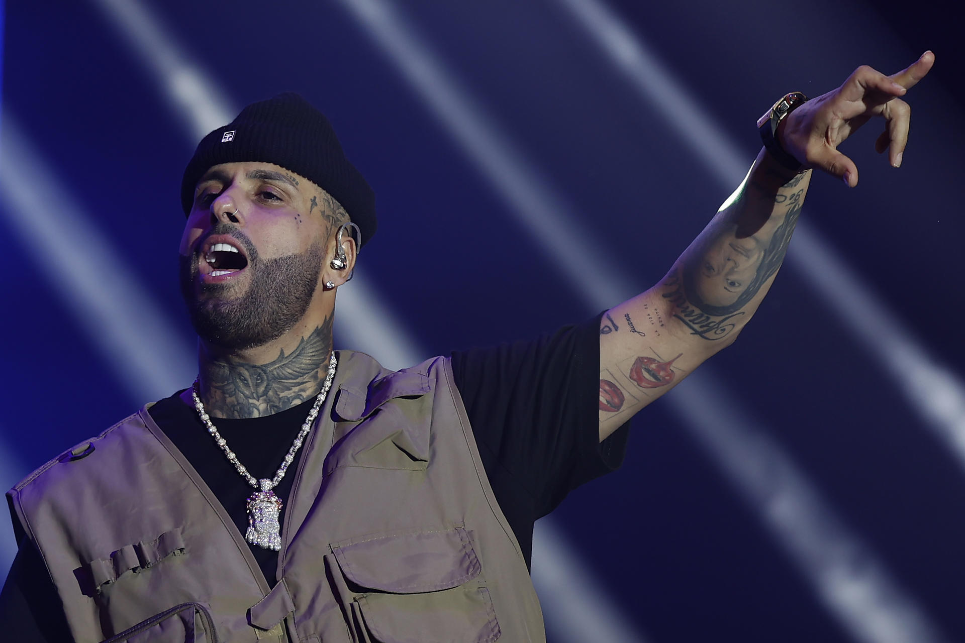 El reguetonero de origen puertorriqueño Nicky Jam abre su gira europea en el Navarra Arena de Pamplona como protagonista del Universa Festival. EFE/ Jesús Diges