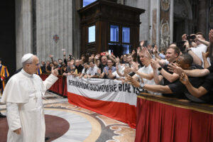 Fotografía de archivo del papa León XIV saludando a un grupo de jóvenes en el Vaticano. EFE/ Matteo Pernaselci/ Dicasterio De La Comunicación Del Vaticano