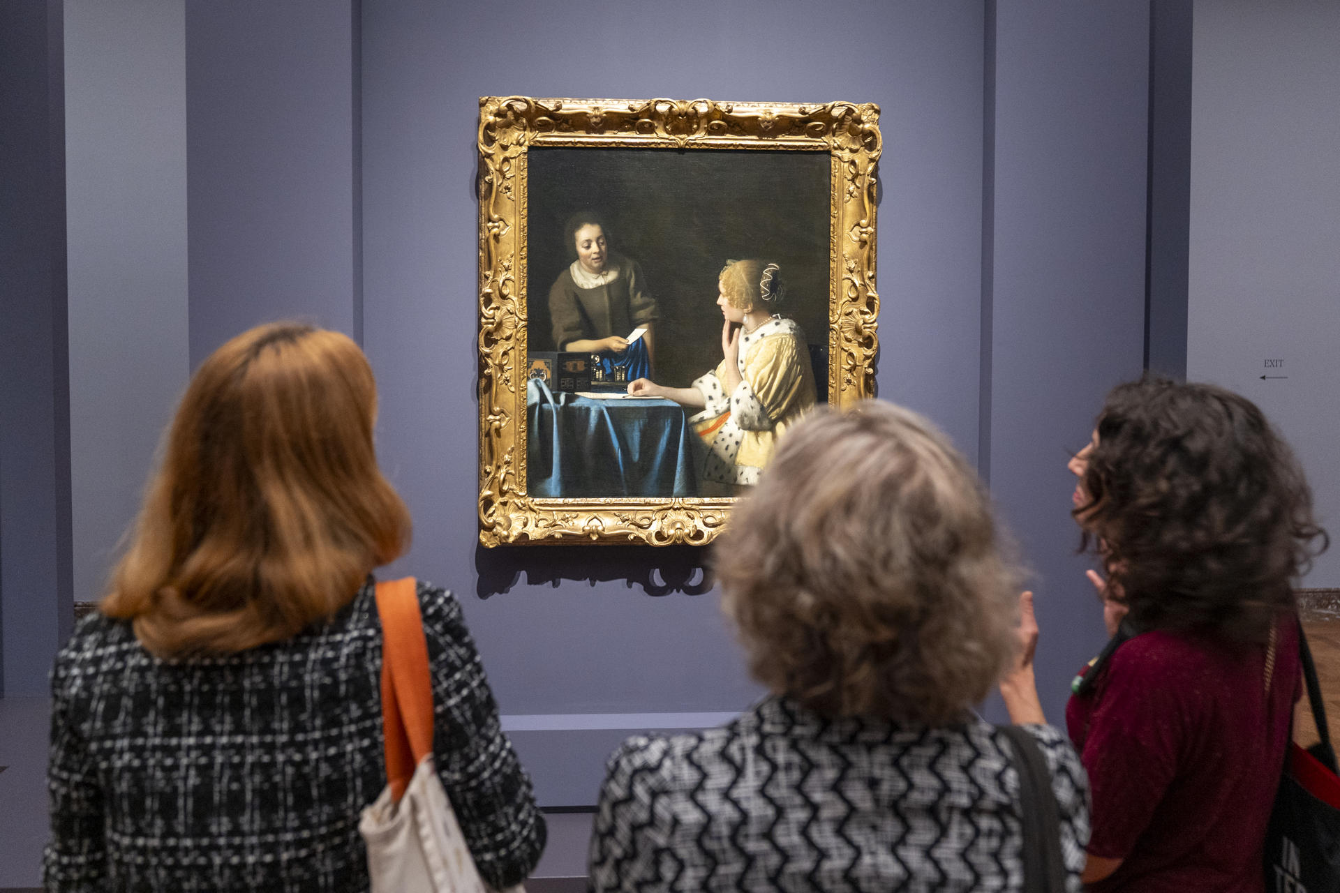 Personas observan el cuadro "La amante y la criada" durante la muestra "Cartas de amor de Vermeer, este miércoles en el museo Frick Collection en New York (EE.UU.). EFE/Ángel Colmenares