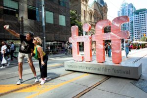 Fotografía de archivo de una pareja frente al logo del Festival Internacional de Cine de Toronto (TIFF). EFE/Julio César Rivas
