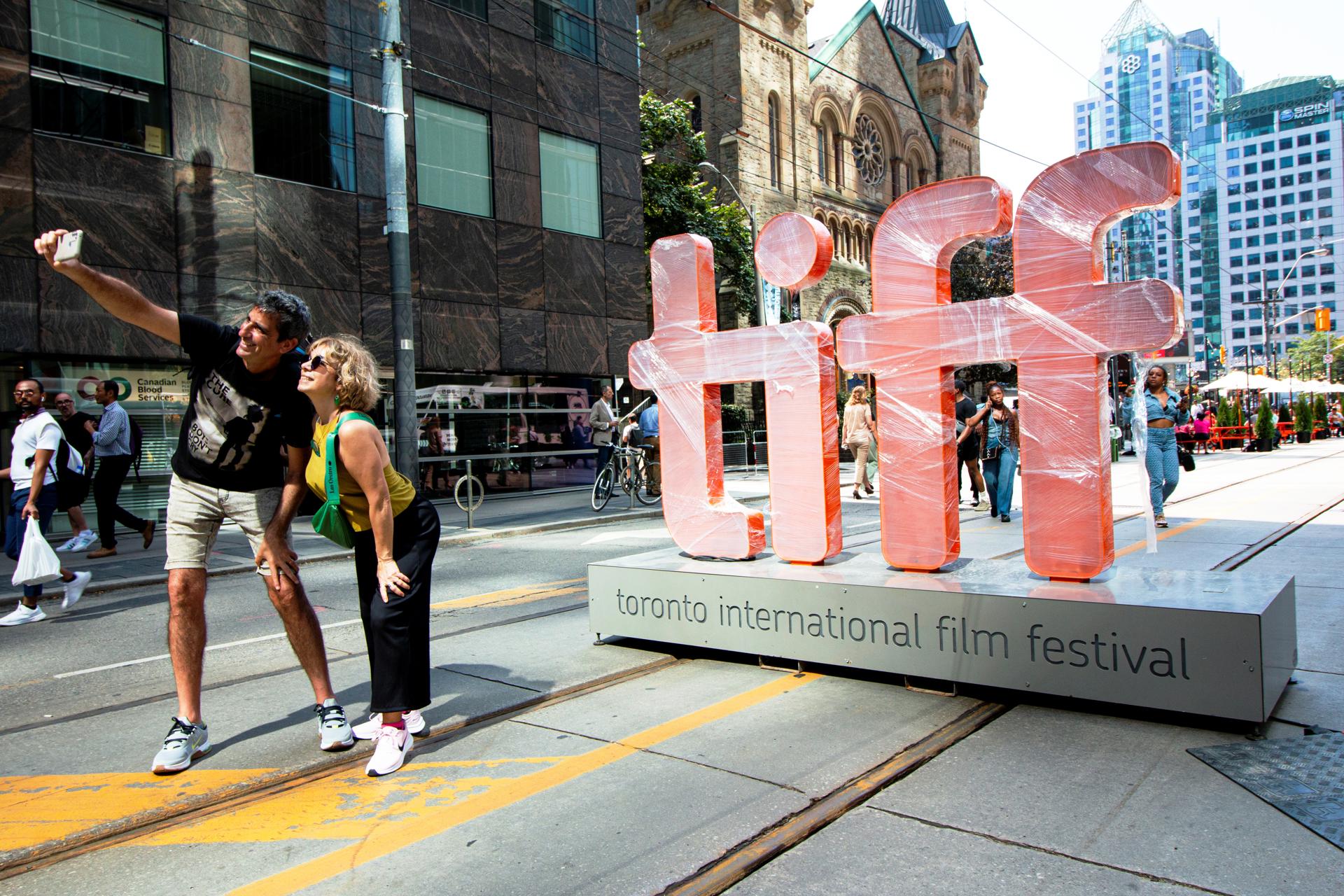 Fotografía de archivo de una pareja frente al logo del Festival Internacional de Cine de Toronto (TIFF). EFE/Julio César Rivas