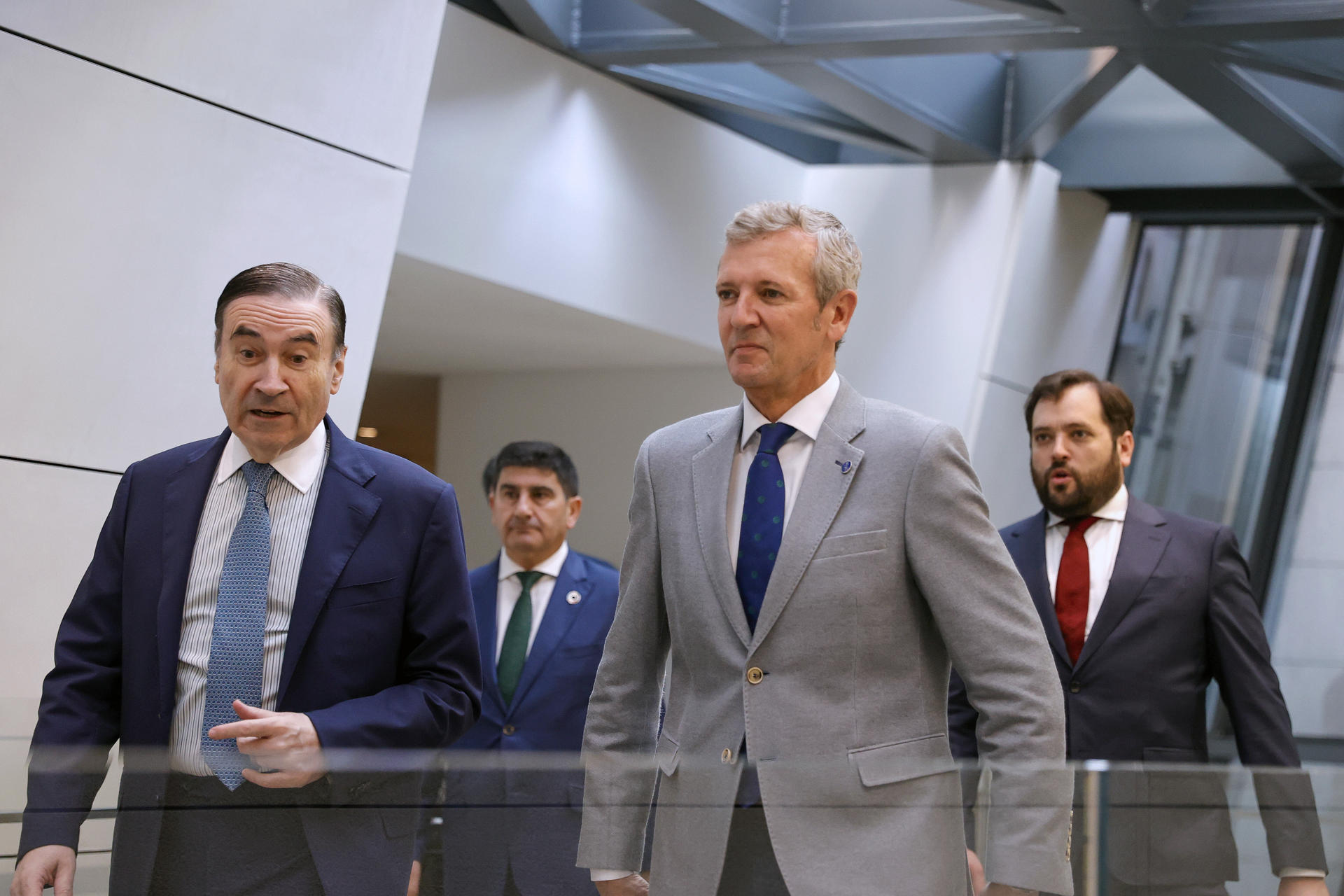 El presidente de la Xunta, Alfonso Rueda (d), acompañado por el periodista y director de El Español, Pedro J. Ramírez (i), durante la inauguración del foro económico 'La Galicia que viene', este martes en A Coruña. EFE/Cabalar