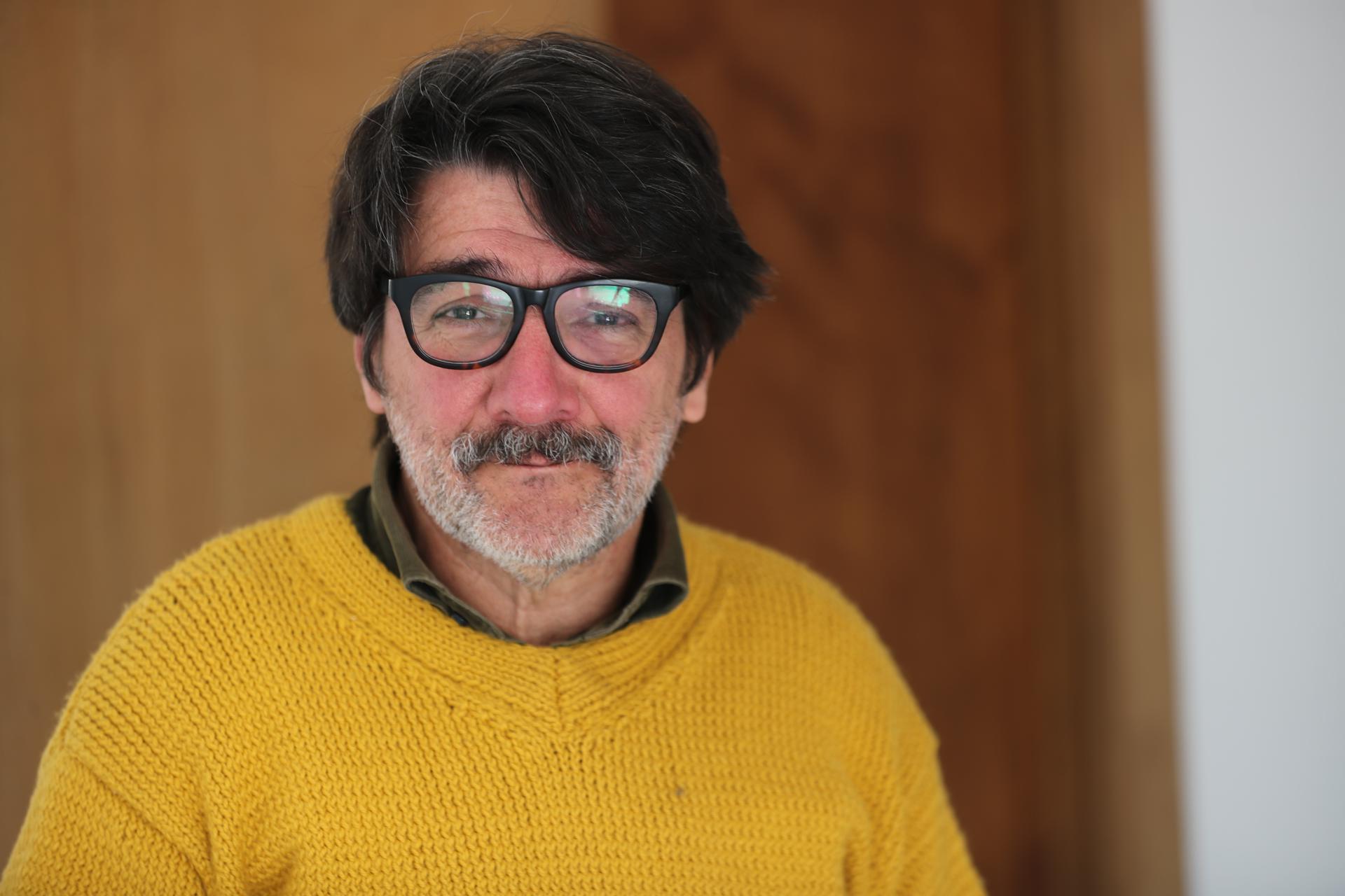 Fotografía del 24 de junio de 2025 del actor uruguayo César Troncoso posando durante una entrevista con EFE, en Montevideo (Uruguay). EFE/Raúl Martínez