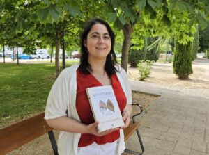 La bióloga Diana Compte, autora del libro 'Mimetismo. Genética e Historia Natural', que actualiza los conocimientos sobre este complejo fenómeno de la naturaleza. EFE/Natalia Arriaga
