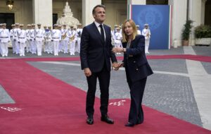 La primera ministra italiana, Giorgia Meloni (d), recibe al presidente francés, Emmanuel Macron (i), en el Palazzo Chigi de Roma, Italia, el 3 de junio de 2025. EFE/RICCARDO ANTIMIANI