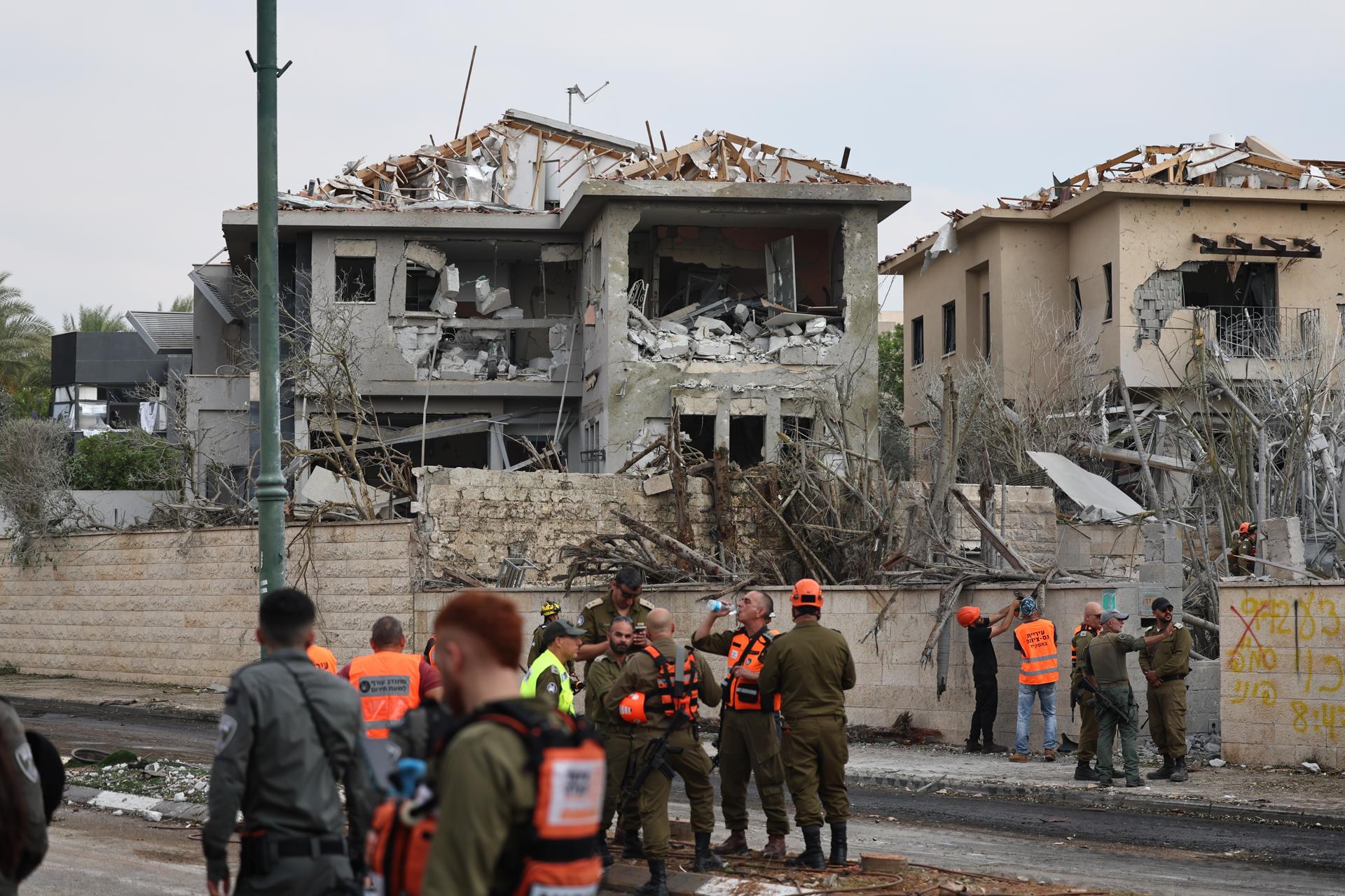 Edificio alcanzado por un ataque con misiles iraníes en Ness Ziona, al sur de Tel Aviv, Israel, el 22 de junio de 2025. EFE/EPA/ATEF SAFADI