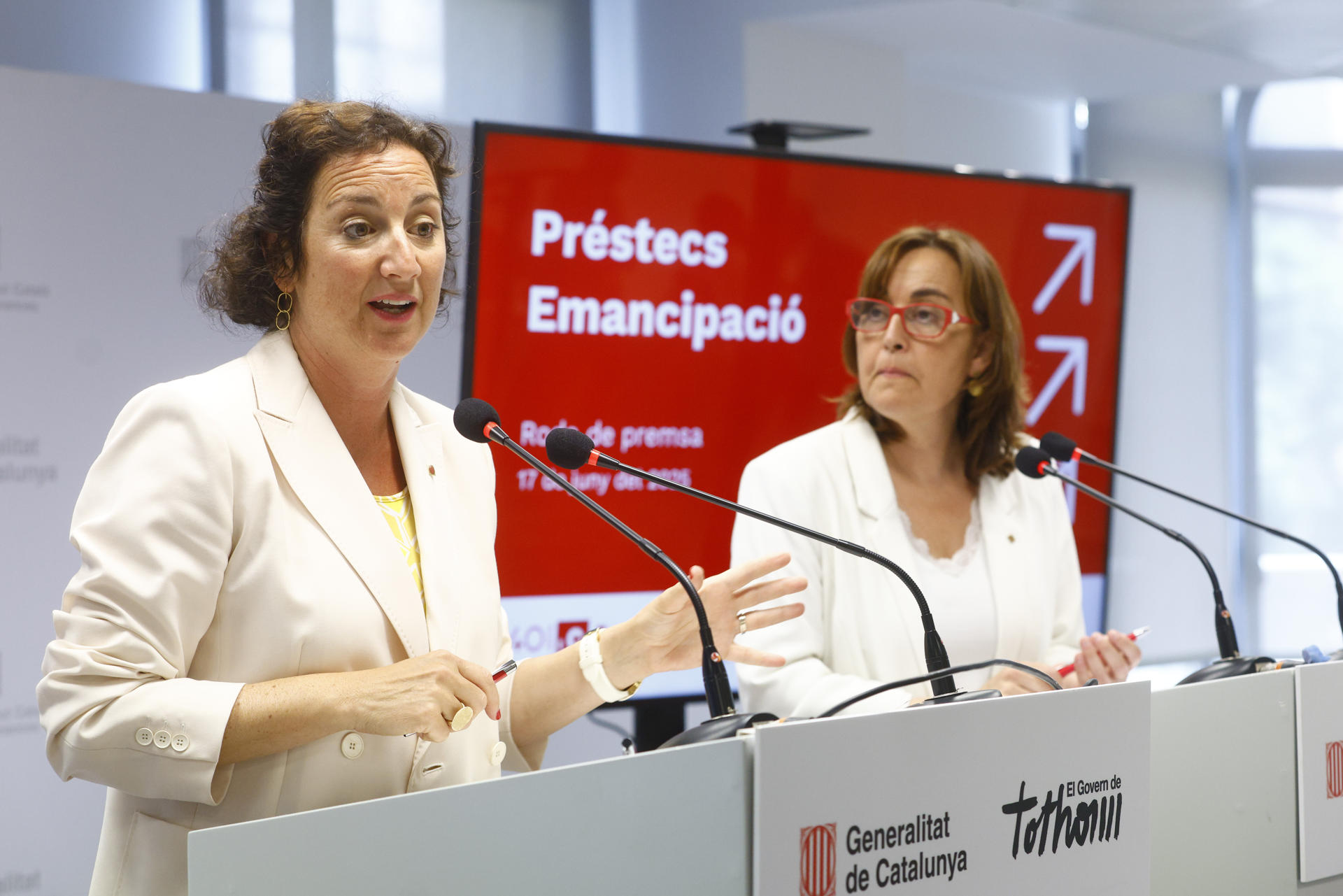 Las conselleras de Economía y de Vivienda, Alícia Romero (i) y Sílvia Paneque (d), comparecen ante los medios para dar a conocer los detalles de los llamados ' Préstamos Emancipación' con los que  la Generalitat prestará un máximo de 50.000 euros a aquellos jóvenes de hasta 35 años que quieran adquirir su primer piso, unos préstamos que se podrán solicitar a partir del 30 de junio, a un interés del 0 % y que no se devolverán hasta que la hipoteca esté pagada.EFE/ Quique García