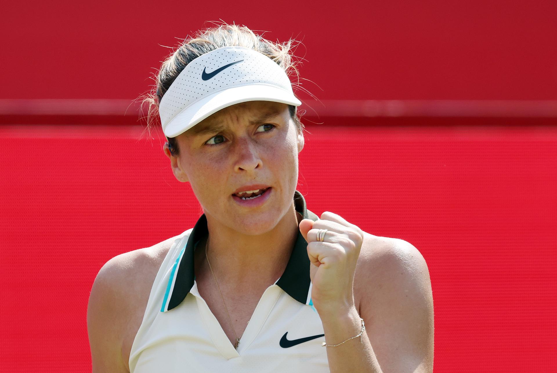 La alemana Tatjana Maria celebra un punto en los cuartos de final del torneo de Queen's ante la kazaja Elena Rybakina. EFE/EPA/ANDY RAIN