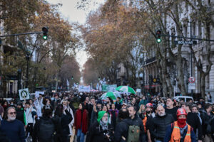 AME5310. BUENOS AIRES (ARGENTINA), 11/06/2025.- Personas participan en una protesta este miércoles, en Buenos Aires (Argentina). Tras la ratificación este martes de la condena a prisión de la expresidenta argentina Cristina Fernández, miles de manifestantes marcharon este miércoles hacia la Casa de Gobierno a expresar su malestar, durante la protesta que cada semana realizan los jubilados en reclamo de una mejora de sus condiciones, a la que también se adhirieron docentes y médicos. EFE/ STR