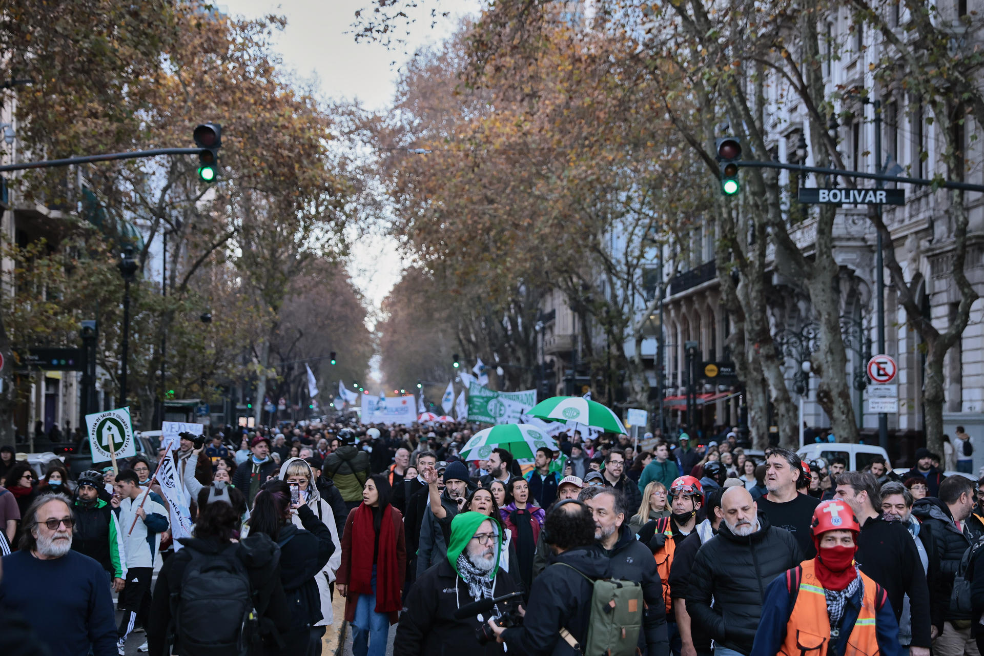 AME5310. BUENOS AIRES (ARGENTINA), 11/06/2025.- Personas participan en una protesta este miércoles, en Buenos Aires (Argentina). Tras la ratificación este martes de la condena a prisión de la expresidenta argentina Cristina Fernández, miles de manifestantes marcharon este miércoles hacia la Casa de Gobierno a expresar su malestar, durante la protesta que cada semana realizan los jubilados en reclamo de una mejora de sus condiciones, a la que también se adhirieron docentes y médicos. EFE/ STR
