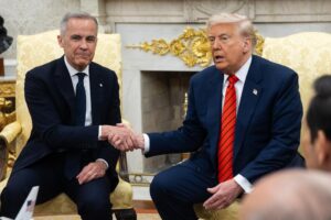 Imagen de archivo del presidente de EE. UU., Donald Trump, y el primer ministro de Canadá, Mark Carney. EFE/EPA/FRANCIS CHUNG / POOL